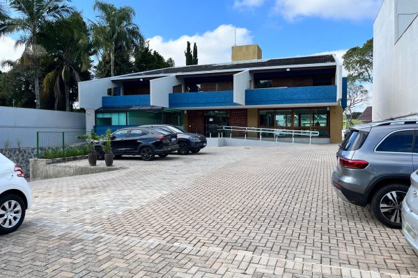 Estacionamento amplo